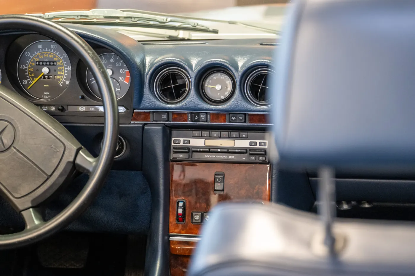 Armaturenbrett mit Becker-Radio in einem Mercedes-Oldtimer