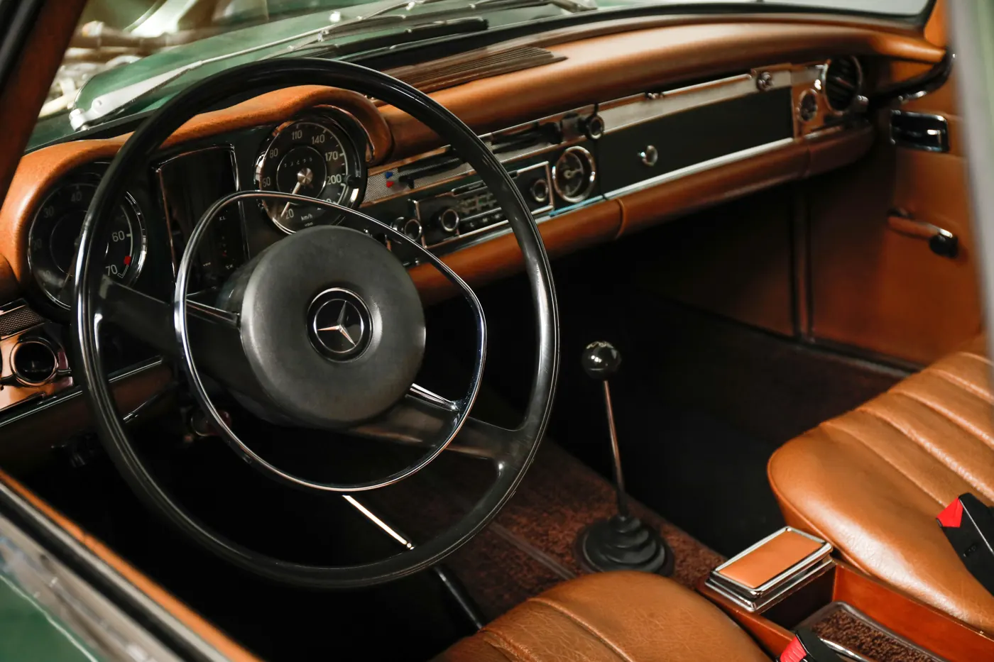 Armaturenbrett und Lüftungsdüsen eines Mercedes-Oldtimers