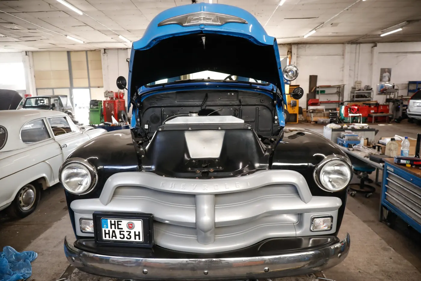 Chevrolet-Pick-up mit geöffneter Motorhaube in der Werkstatt des Fahrzeugzentrums Wesemann