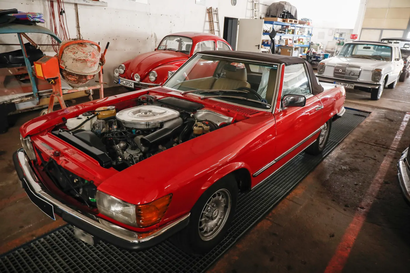 Roter Mercedes-Benz SL mit geöffneter Motorhaube in der Werkstatt