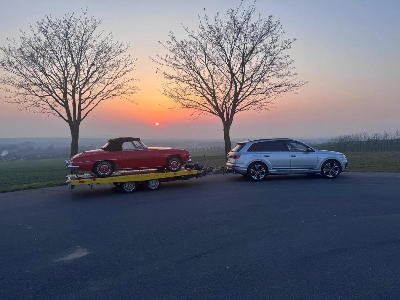 Oldtimer-Transport, Bei Sonnenuntergang